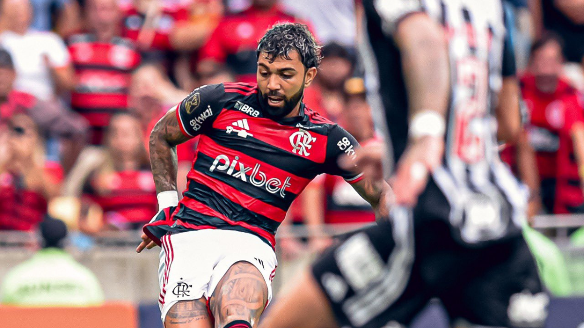 Gabigol recebe o prêmio de ‘Craque da Torcida’ após triunfo do Flamengo