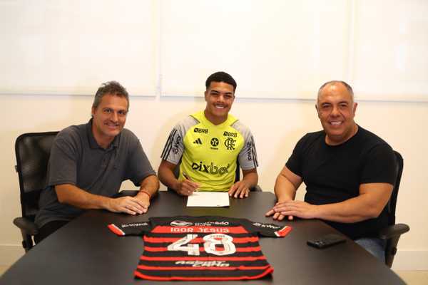 Flamengo firma novo contrato com Igor Jesus válido até o final de 2027, após negociações iniciadas no início do ano.