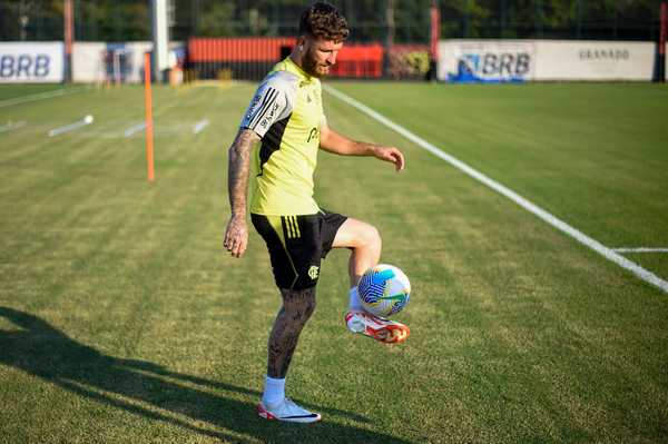 Tite testa Léo Pereira na esquerda e Ortiz de volante em escalação do Flamengo