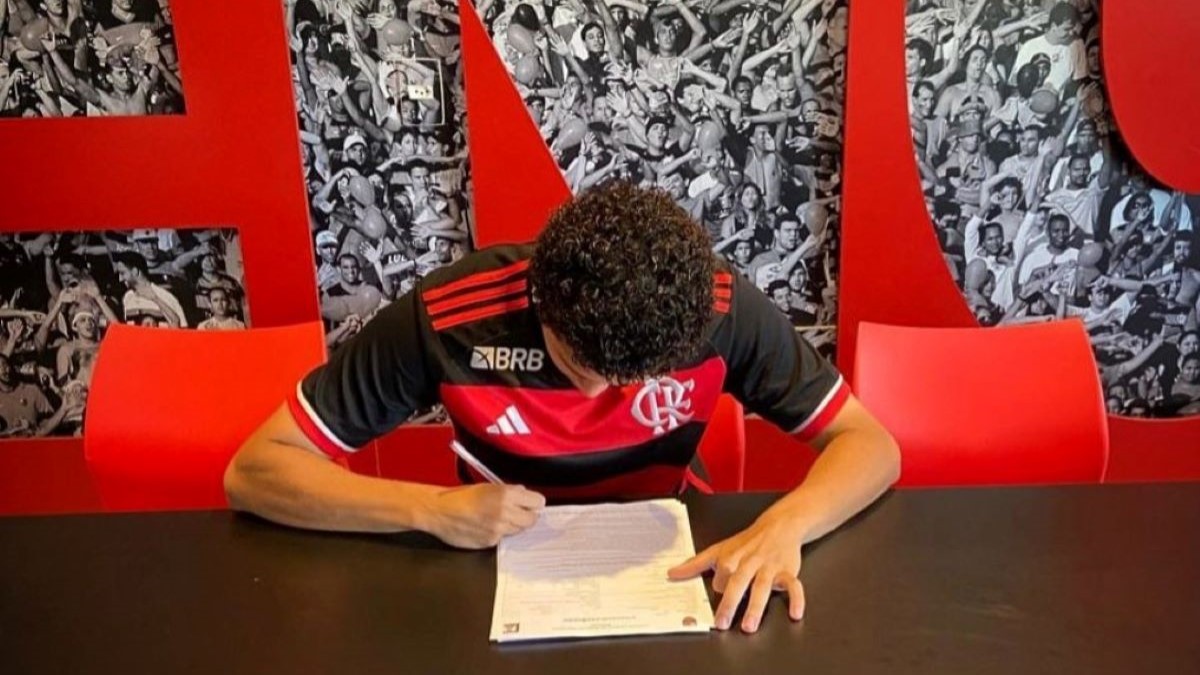 Flamengo renova contrato de volante com multa milionária