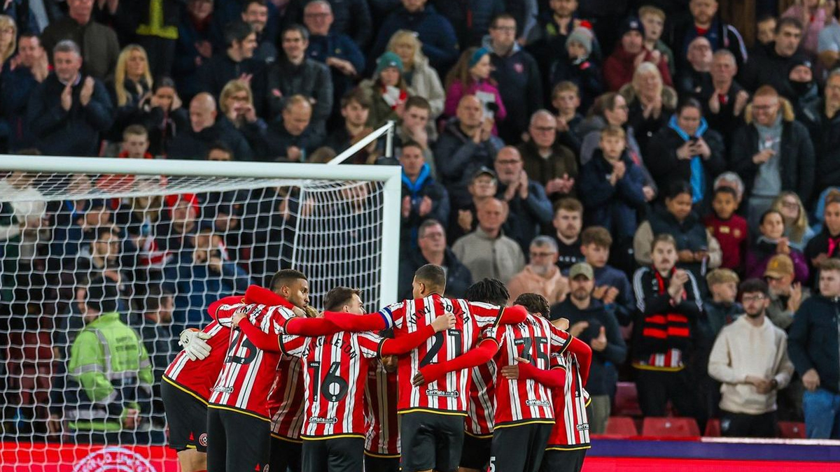 Jogador que conquistou a Libertadores com o Flamengo se destaca na Inglaterra e recebe homenagem da torcida do Sheffield United