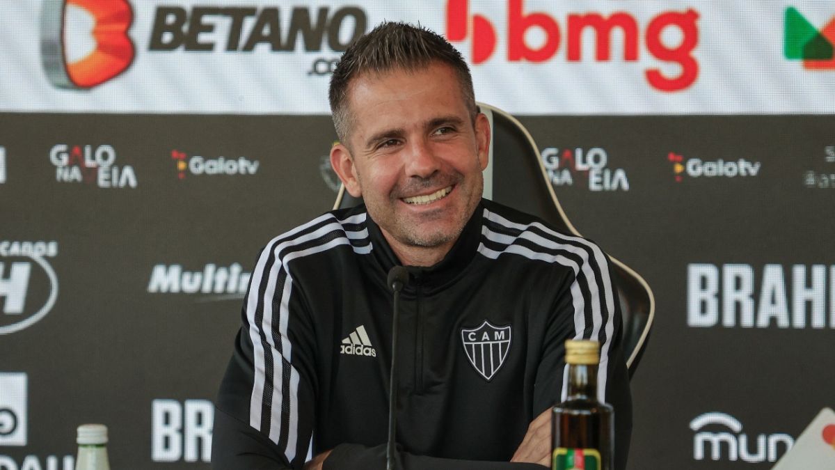 Diretor do Atlético-MG demonstra nervosismo antes do jogo contra o Flamengo