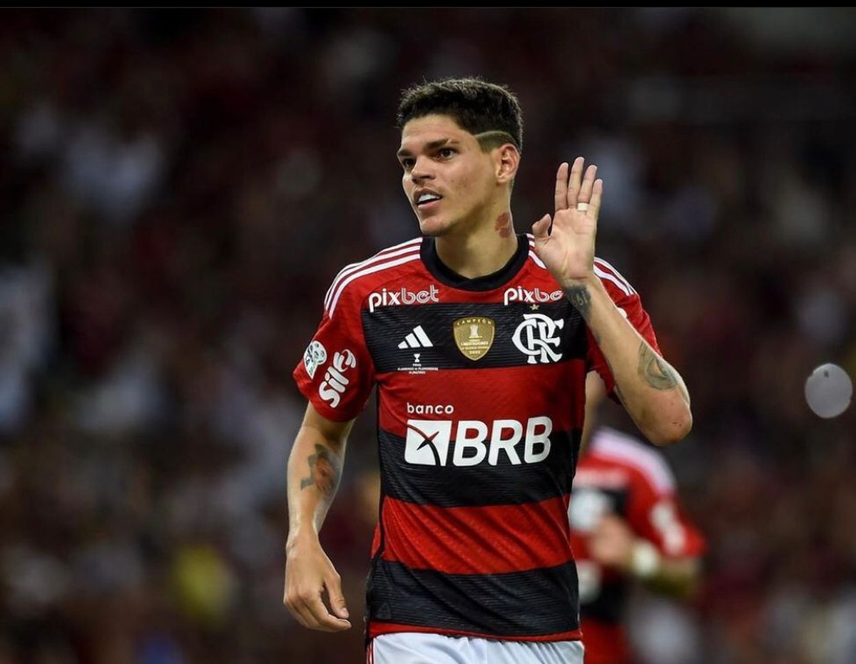 Flamengo: Ayrton Lucas é substituído com desconforto na coxa esquerda e passará por reavaliação no CT do Ninho do Urubu