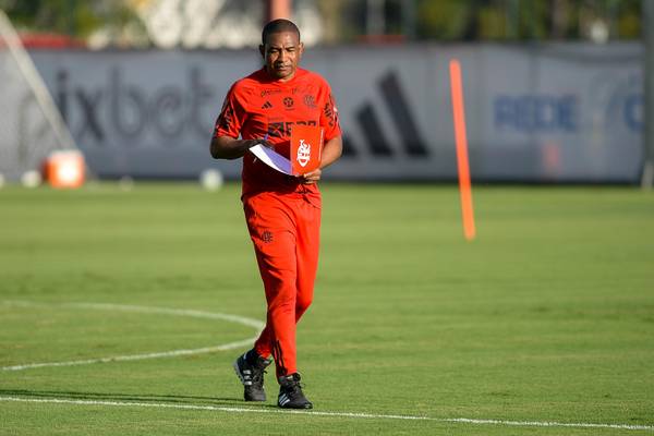 César Sampaio destaca “alterações táticas” em meio aos diversos desfalques no Flamengo, como auxiliar de Tite.