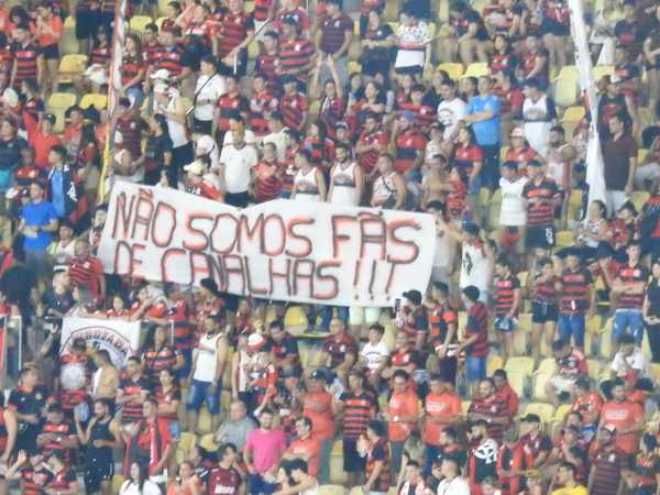 Torcedores do Flamengo protestam contra Gabigol antes de partida contra o Amazonas; assista ao vídeo