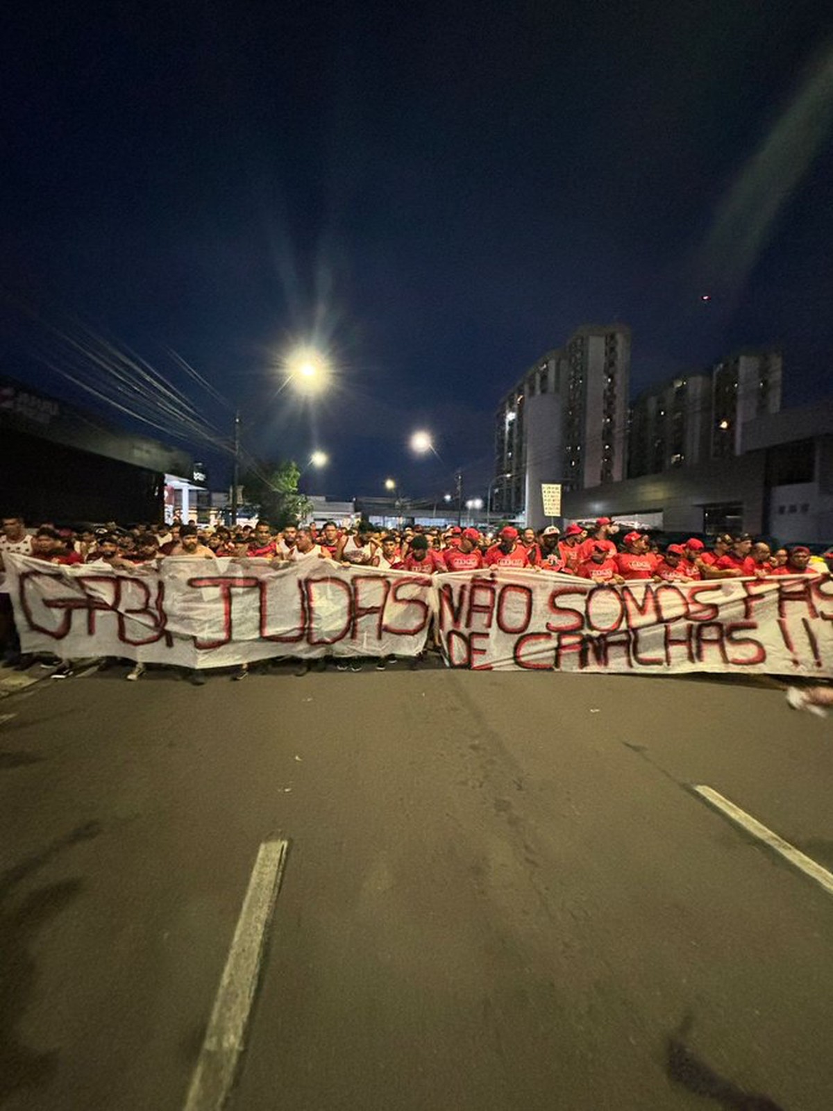 Torcida do Flamengo protesta contra Gabigol antes do jogo contra o Amazonas