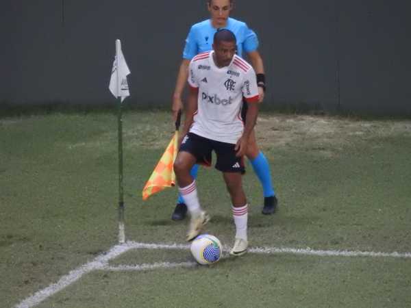 De la Cruz sofre trauma no joelho, mas está liberado para enfrentar o Flamengo na Libertadores