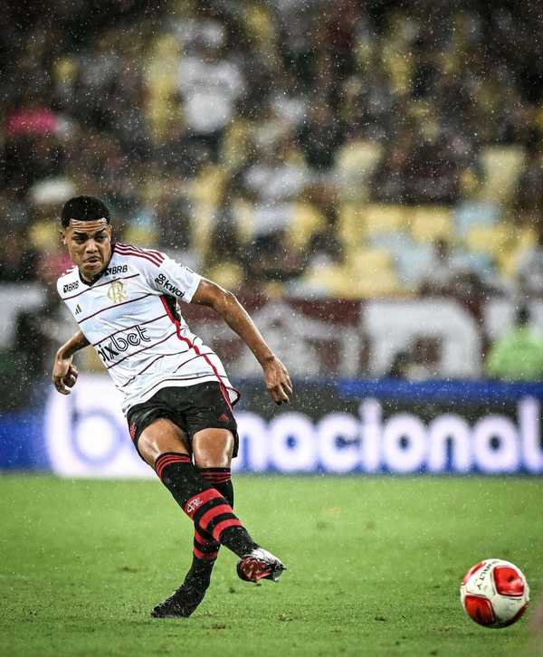 Igor Jesus compartilha instruções de Tite sobre chutes e faz piada com desvio de Pedro em gol do Flamengo