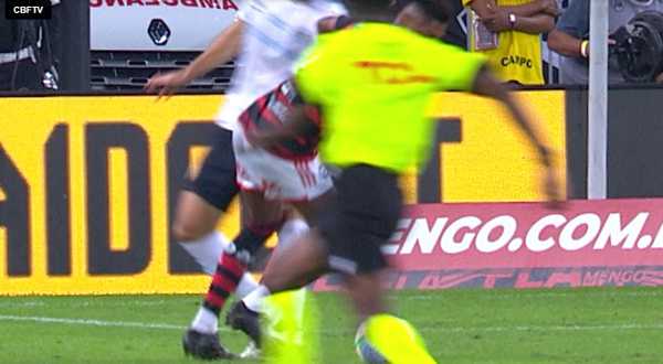 CBF revela áudio do VAR no lance em que Kannemann derruba Bruno Henrique no jogo entre Flamengo e Grêmio