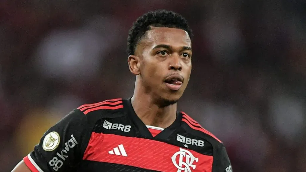 Carlinhos é sancionado pelo STJD por danificar VAR e Flamengo toma providências em relação ao atacante.