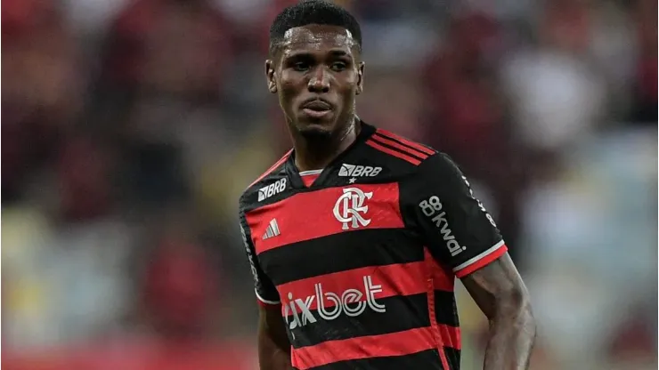 Evertton Araújo desafia Alex Sandro no Flamengo