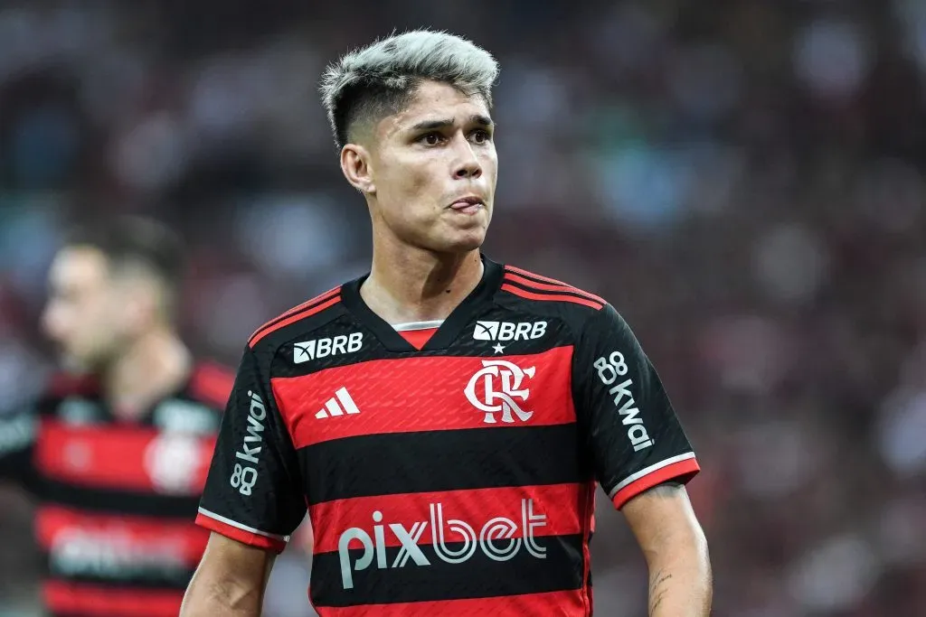 Luiz Araújo rejeita oferta do Catar e decide permanecer no Flamengo.