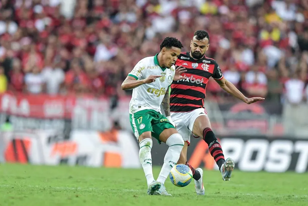 Presidente do Flamengo assina contrato antes de sair do clube, resultando em perda significativa de receita de televisão.