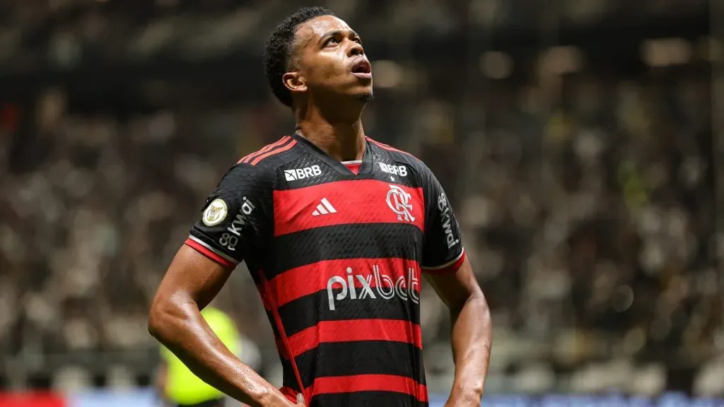 Carlinhos se torna alternativa caseira e Flamengo conta com apenas um centroavante de formação no elenco