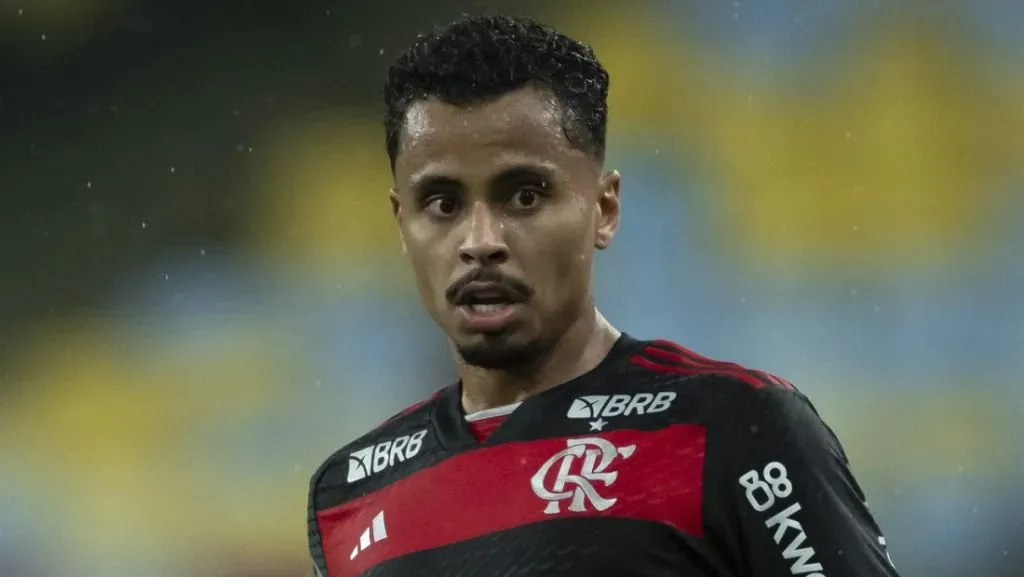 Flamengo recebe notícia positiva sobre o Rennes e contratação inesperada adia possível saída de Allan em 2025.