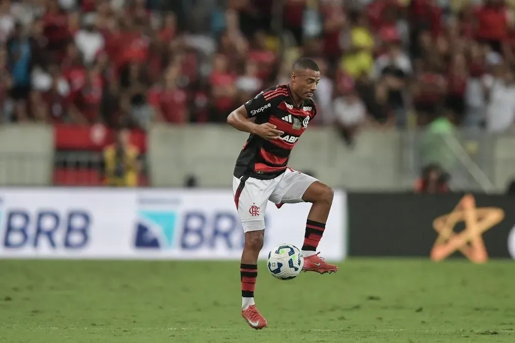 De La Cruz preocupa em Flamengo x Botafogo após sair lesionado