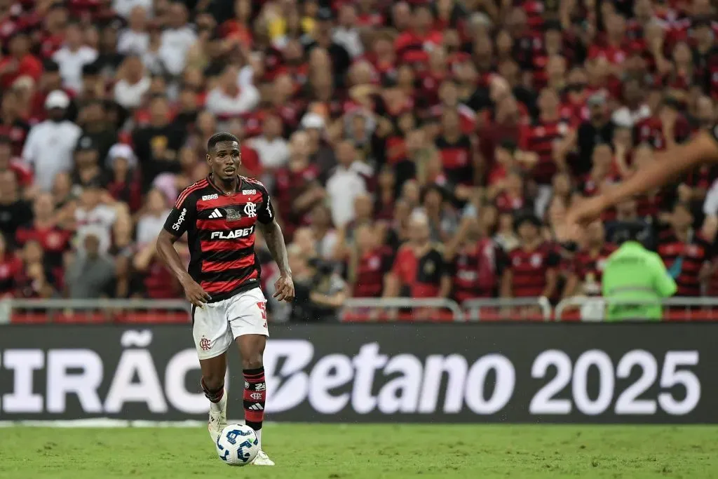 Eintracht Frankfurt avalia Evertton Araújo, do Flamengo, e José Boto olha para multa rescisória