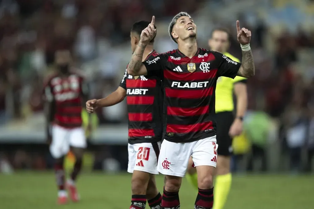 Flamengo negocia renovação de Varela e empresário vem ao Rio