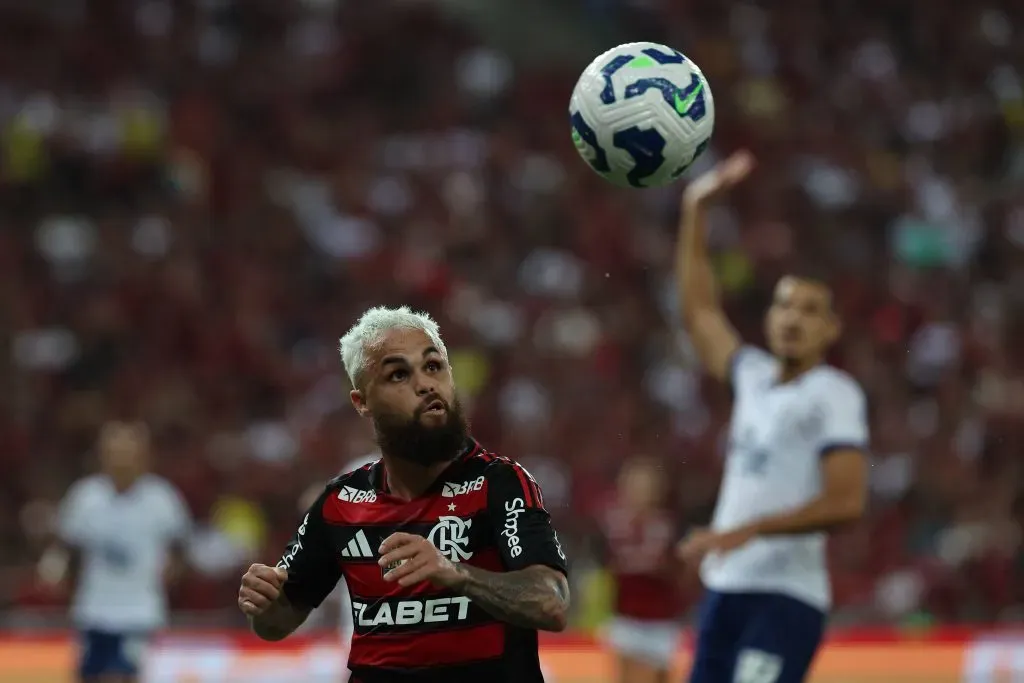 Flamengo negocia saída de Michael e reduz folha salarial