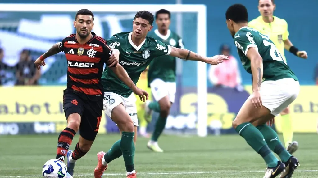 Flamengo vence o Palmeiras e encosta na liderança do Brasileirão