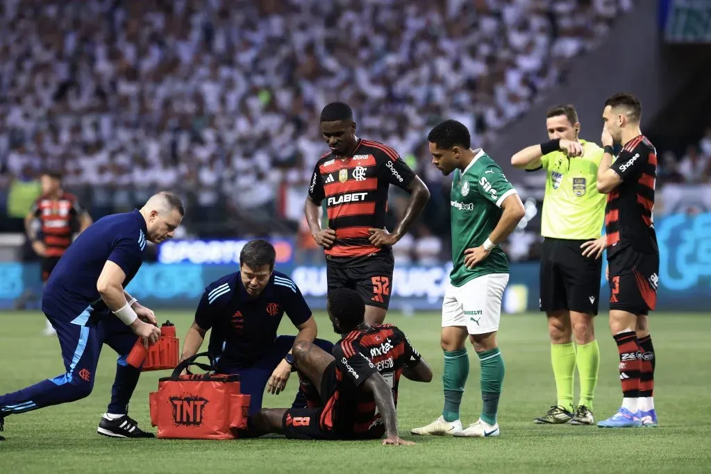 Gerson tem inflamação no joelho e vira dúvida no Flamengo