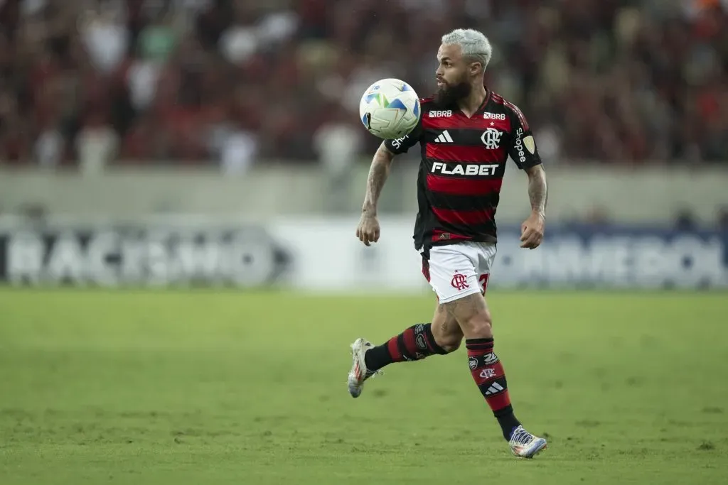 Michael permanece no Flamengo com apoio de Filipe Luís e Gerson