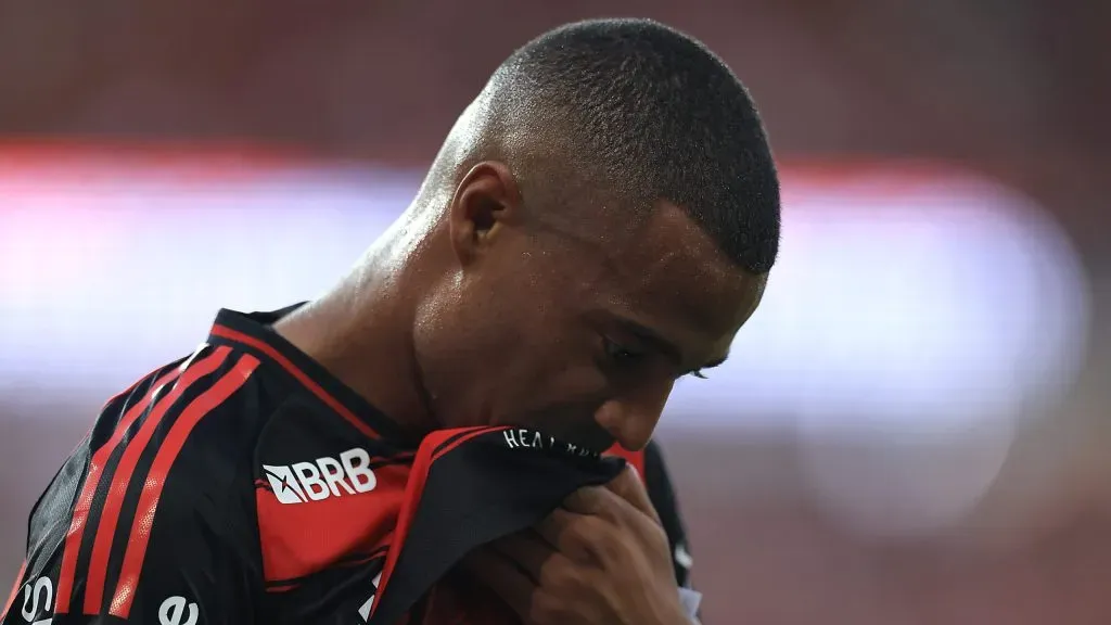 Torcida do Flamengo fica indignada com prazo de retorno de De La Cruz
