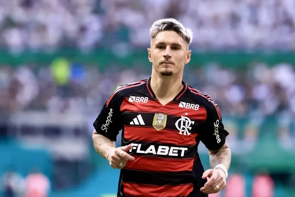 Varela garante permanência no Flamengo e espera assinatura em breve