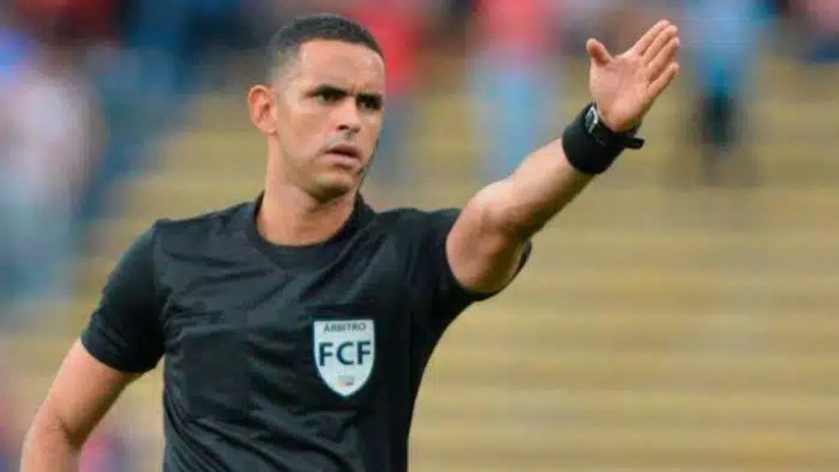 Carlos Ortega apita jogo do time profissional do Flamengo pela primeira vez na carreira