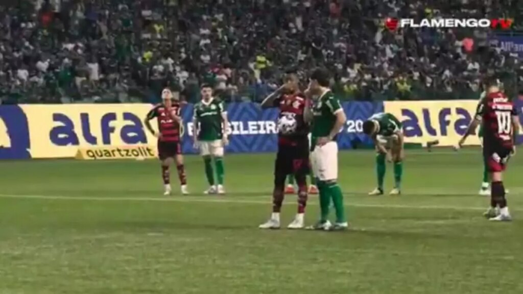 Giay tentou tirar a concentração de Bruno Henrique, porém, foi Arrascaeta quem bateu o pênalti para o Flamengo