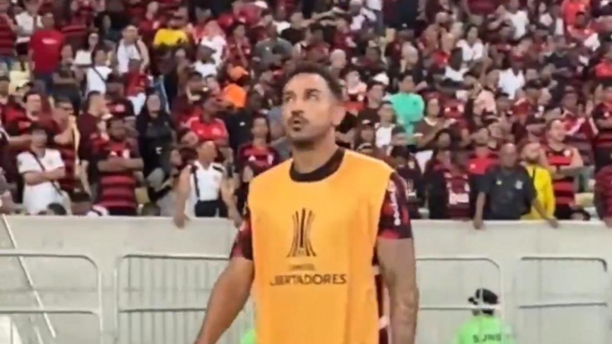 Danilo cantou junto aos rubro-negros presentes no Maracanã na vitória do Flamengo sobre a LDU (EQU)