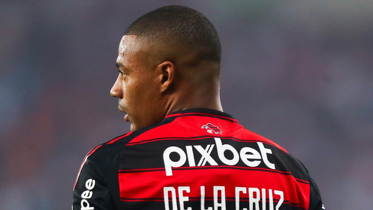 De La Cruz saiu do jogo contra o Botafogo com dores no joelho esquerdo