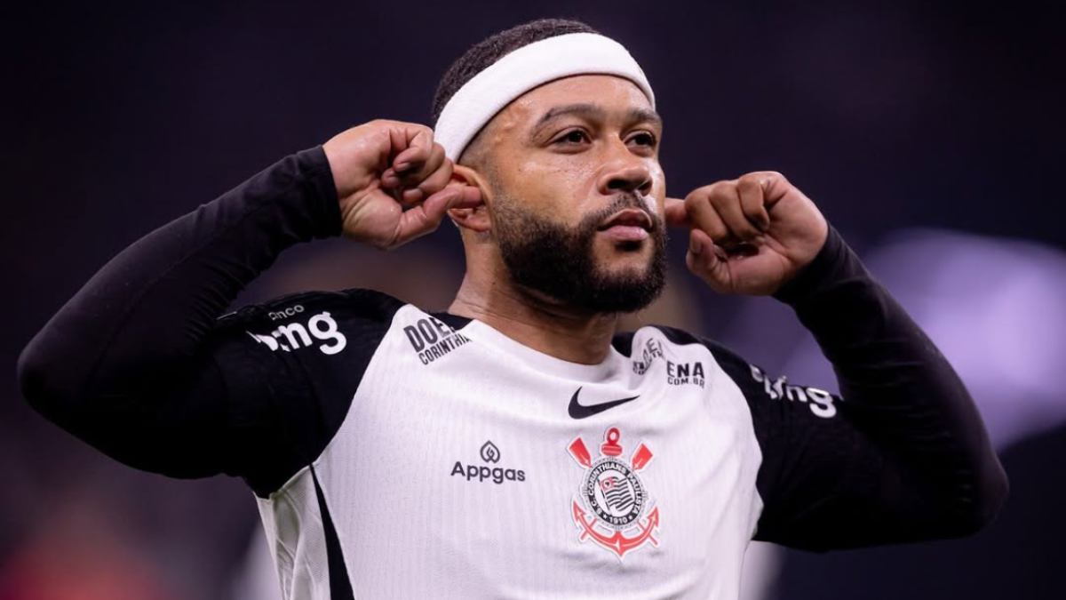Como o Flamengo não se interessou em Depay, o Corinthians assinou contrato com o atacante holandês