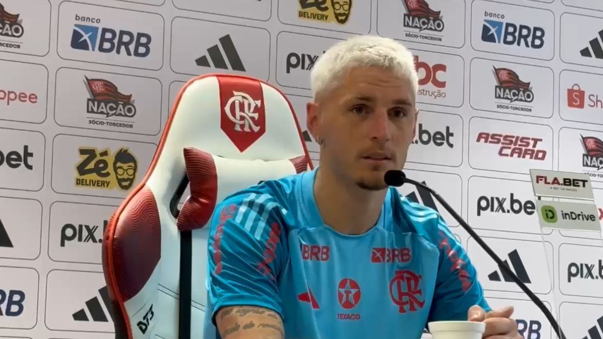 Varela está em negociação com o Flamengo para prolongar o contrato