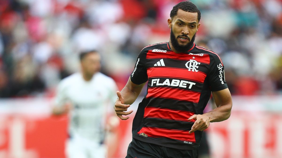 Juninho entrou em campo na vitória sobre o Botafogo-PB e recebeu apoio de Filipe Luís