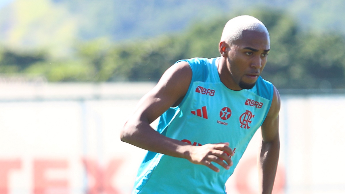 Lorran segue integrado ao elenco profissional do Flamengo desde a última semana