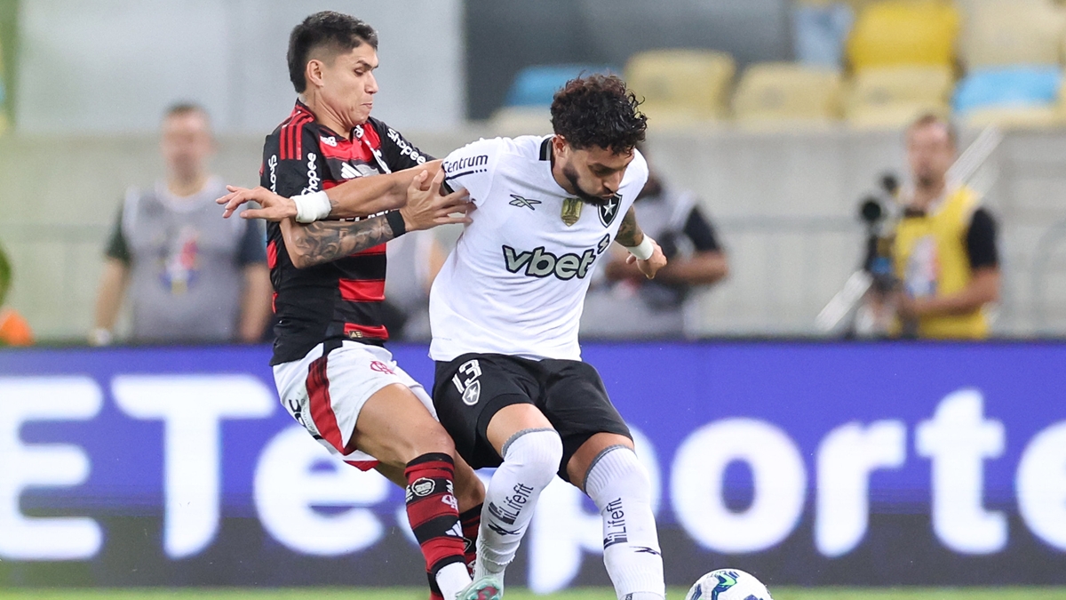 Alex Telles mencionou chances perdidas pelo Botafogo em jogo contra o Flamengo, no Maracanã