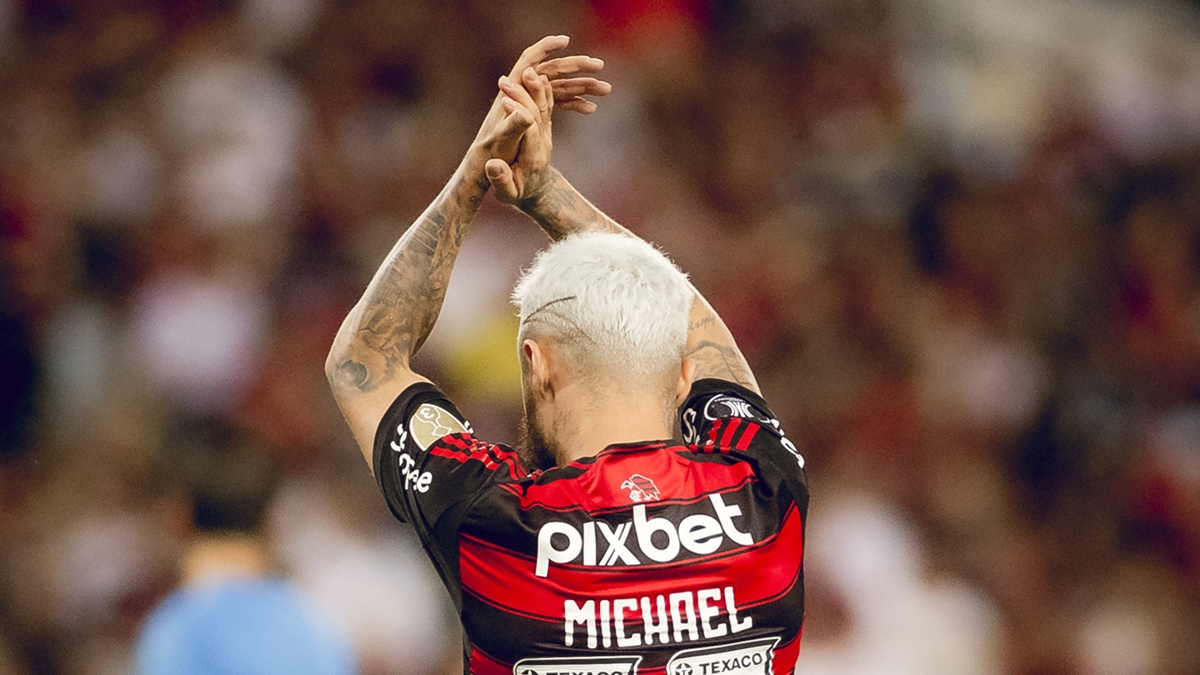 Michael foi alvo de críticas devido ao jogo abaixo contra a LDU (EQU)
