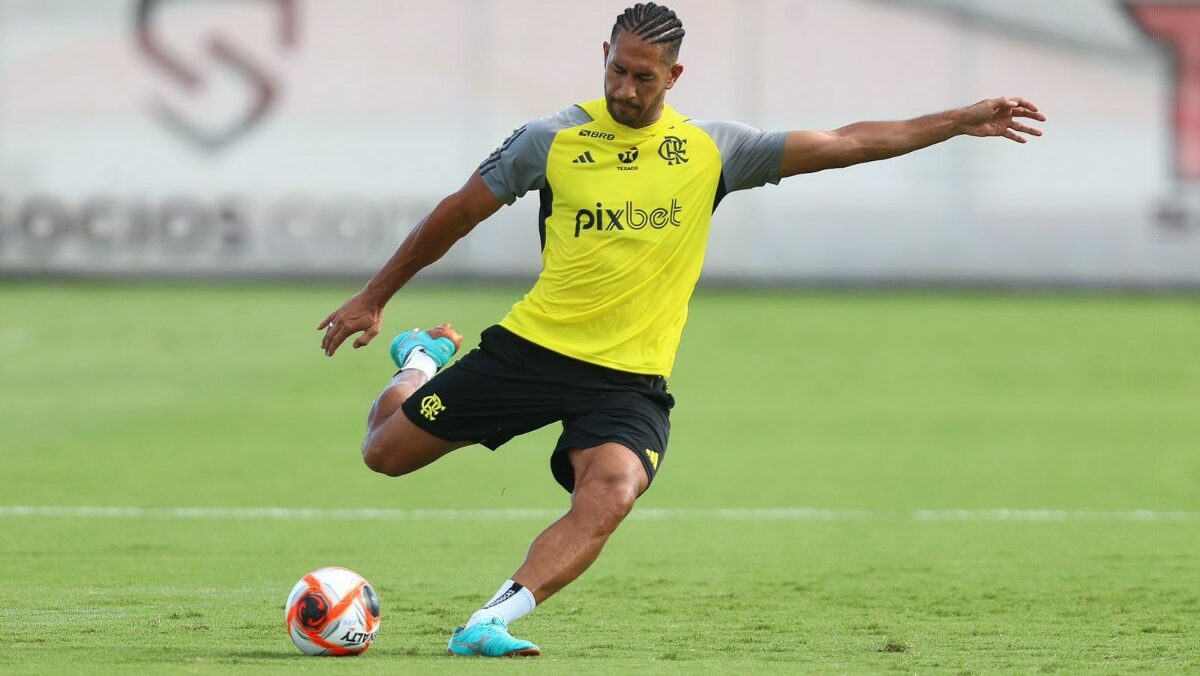 Afastado do Flamengo, Pablo está na mira do Athletico-PR