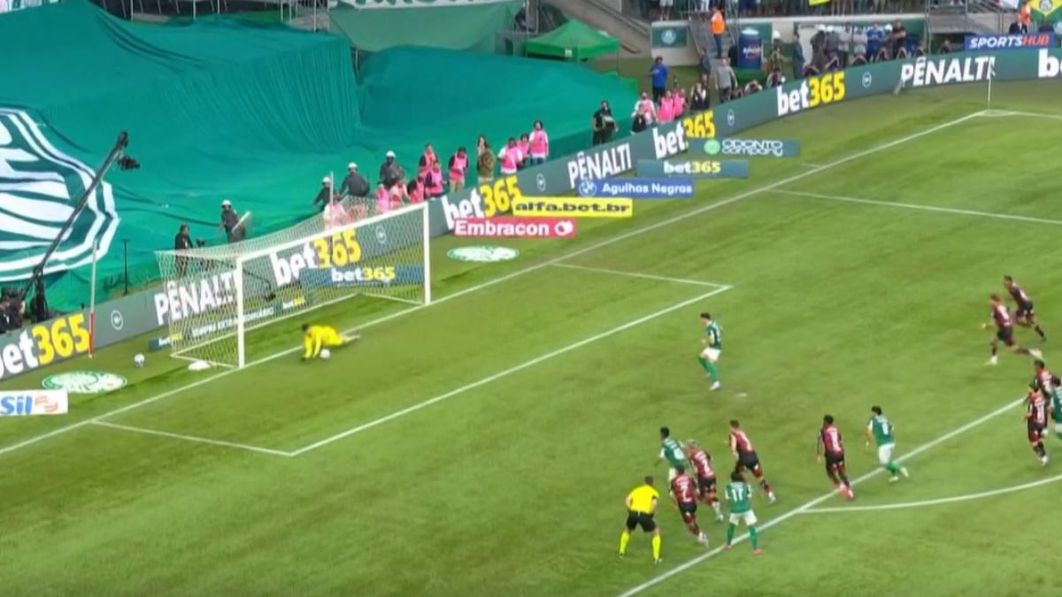 Rossi defendeu o quarto pênalti com a camisa do Flamengo