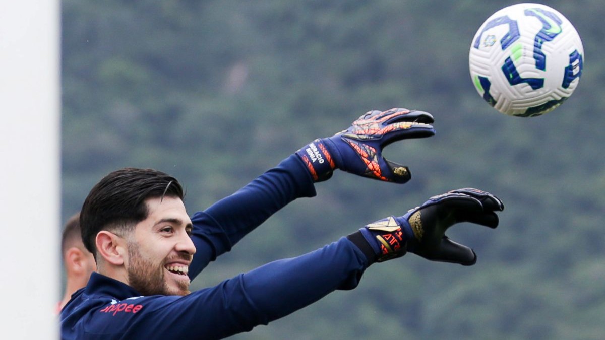 Agustín Rossi falou do sucesso no Flamengo e também comentou sobre nova regra
