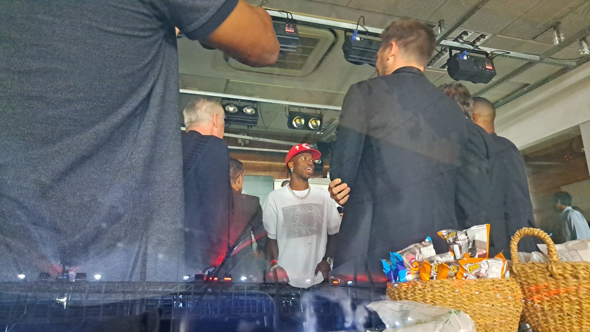 Vini Junior encontra Ancelotti em camarote e acompanha Flamengo x TáchiraUm encontro ilustre se deu no camarote do Maracanã nesta quarta-feira, na altura do intervalo de Flamengo x Deportivo Táchira, pela Libertadores. O atacante Vinicius Junior…quarta, 28 de maio de 2025 às 22:45